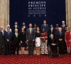 Fotografía de grupo de Sus Majestades los Reyes con los premiados, tras imponerles la insigmia de la Fundación Príncipe de Asturias
